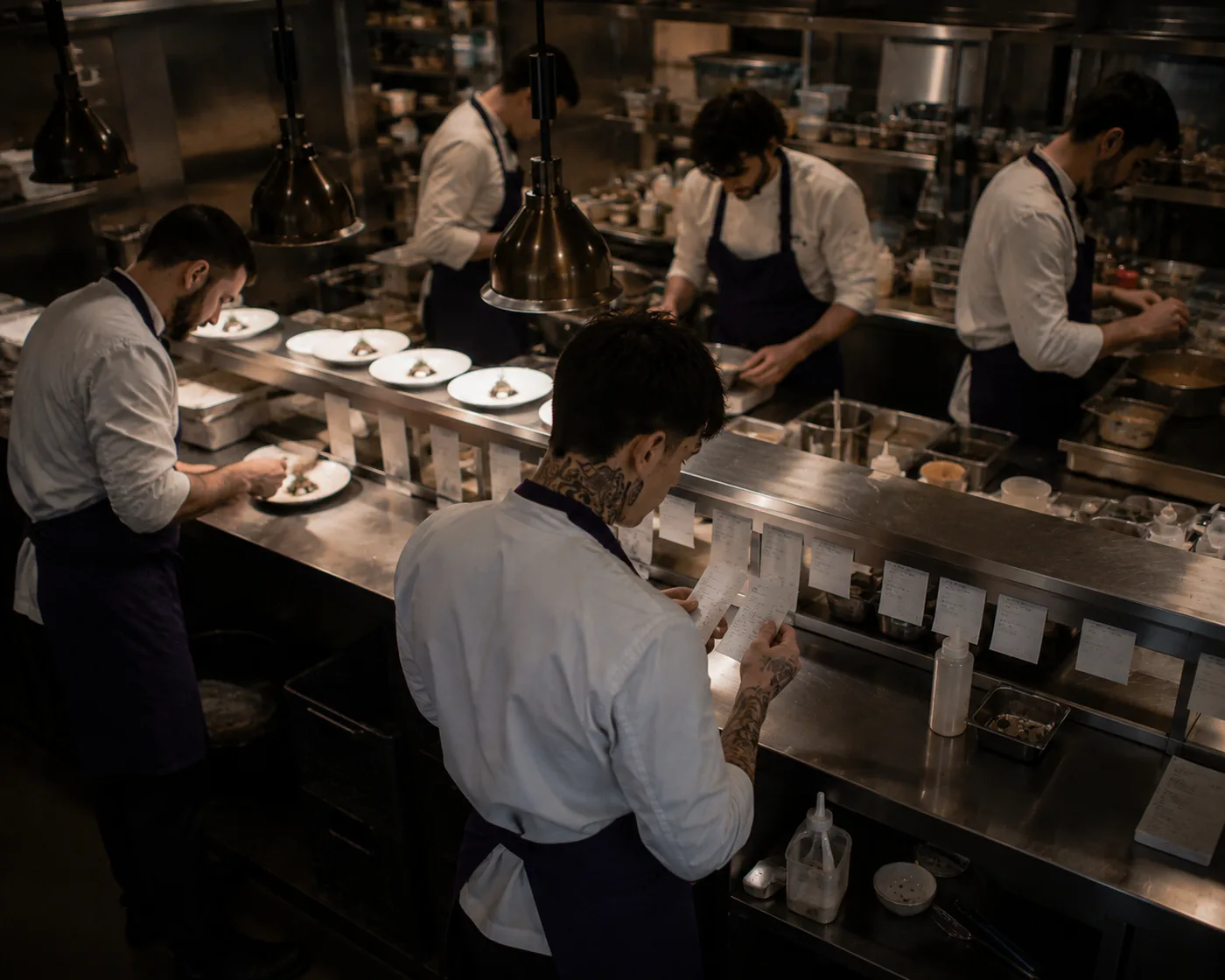 Cuisine en service : lecture des tickets au passe.